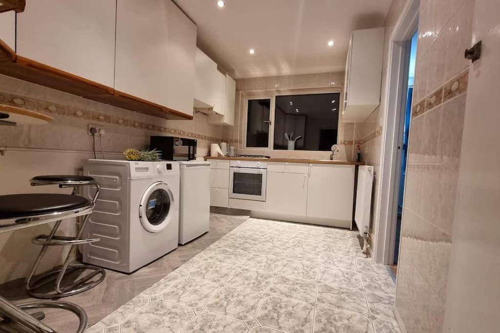 Spacious 2 Bed Bungalow Enfield Exterior foto